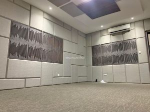 pemasangan panel akustik studio multimedia